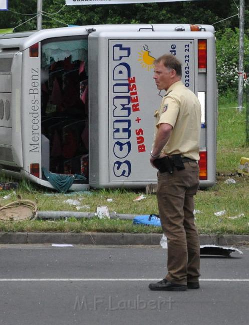 Schwerer Unfall mit Reisebus Lohmar Donrather Dreieck P404.JPG